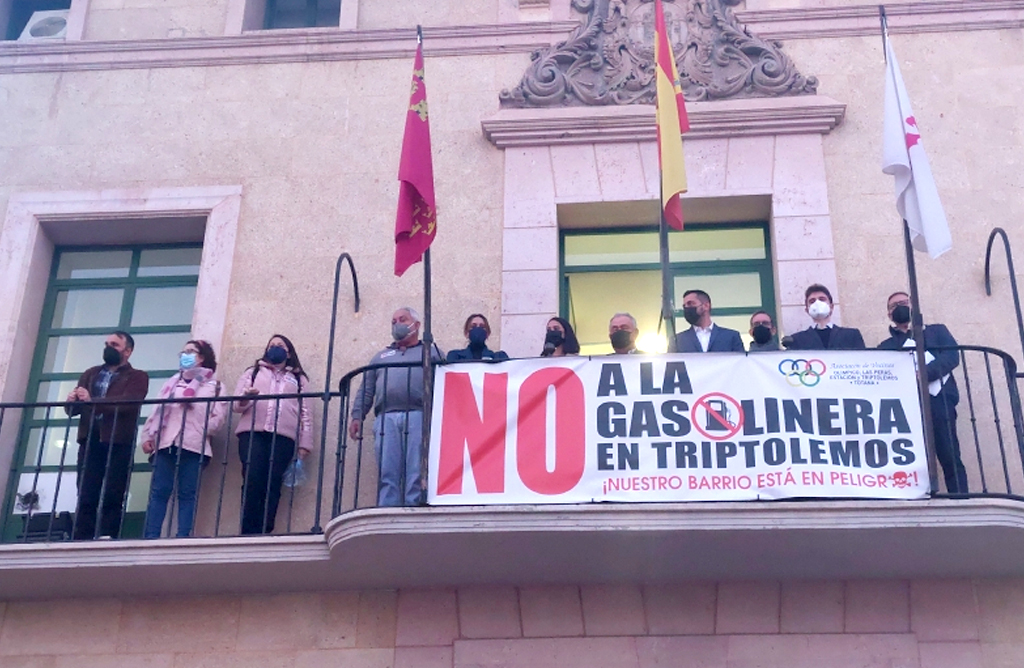 El Pleno apoya las reivindicaciones de los vecinos afectados por la gasolinera en el barrio de Triptolemos